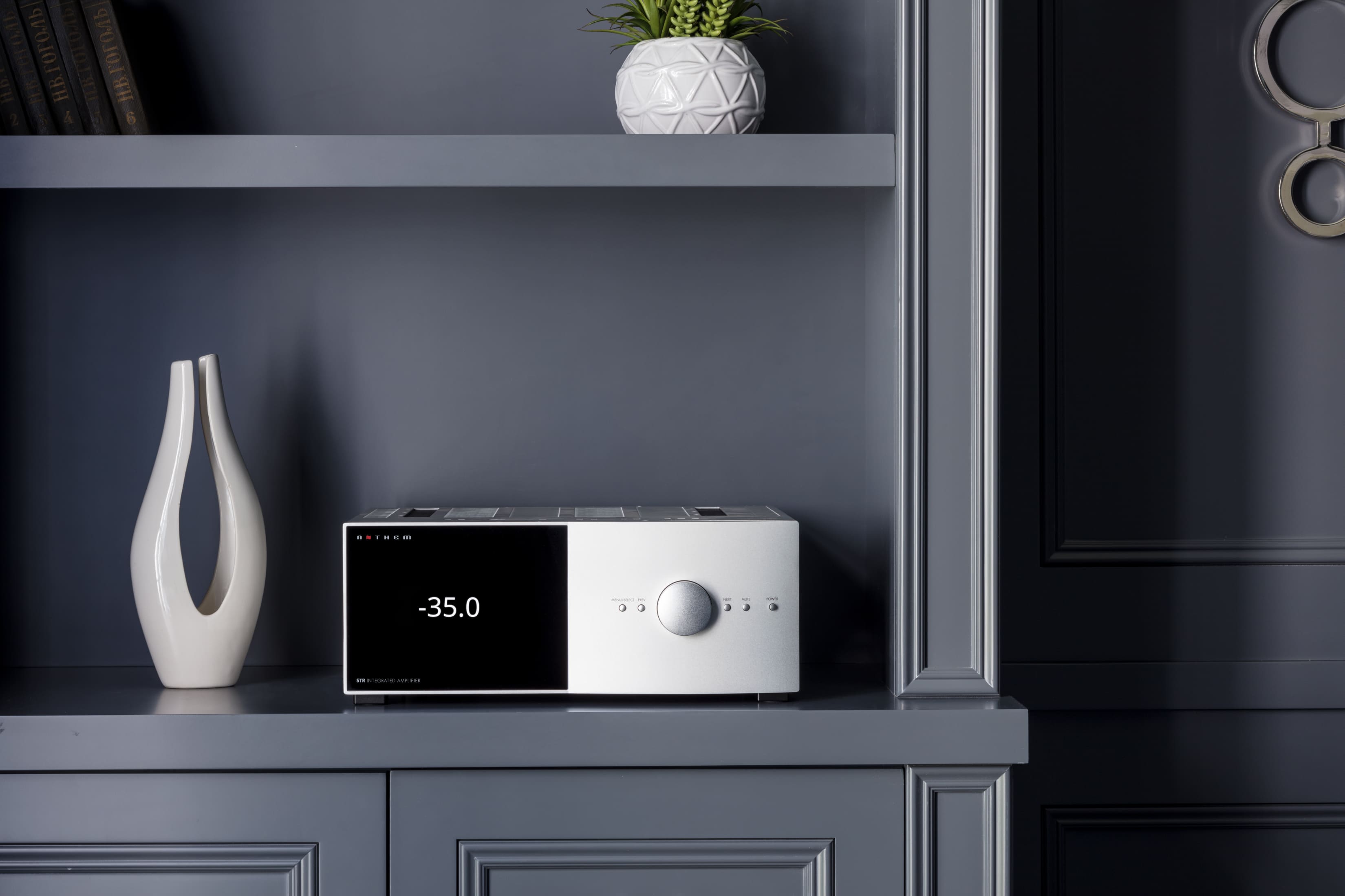 Anthem STR Integrated Amplifier v elegantnej modernej obývacej izbe
