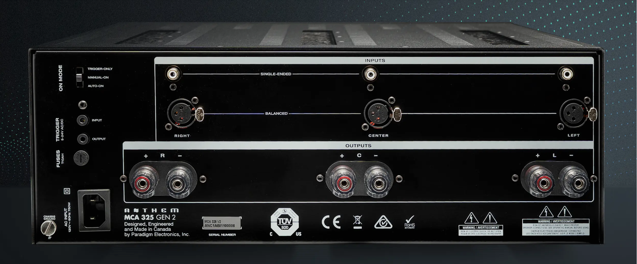 Celý zadný panel Anthem MCA 325 Gen 2 s tromi vstupmi XLR, tromi RCA, reproduktorovými výstupmi a ovládaním zapínania