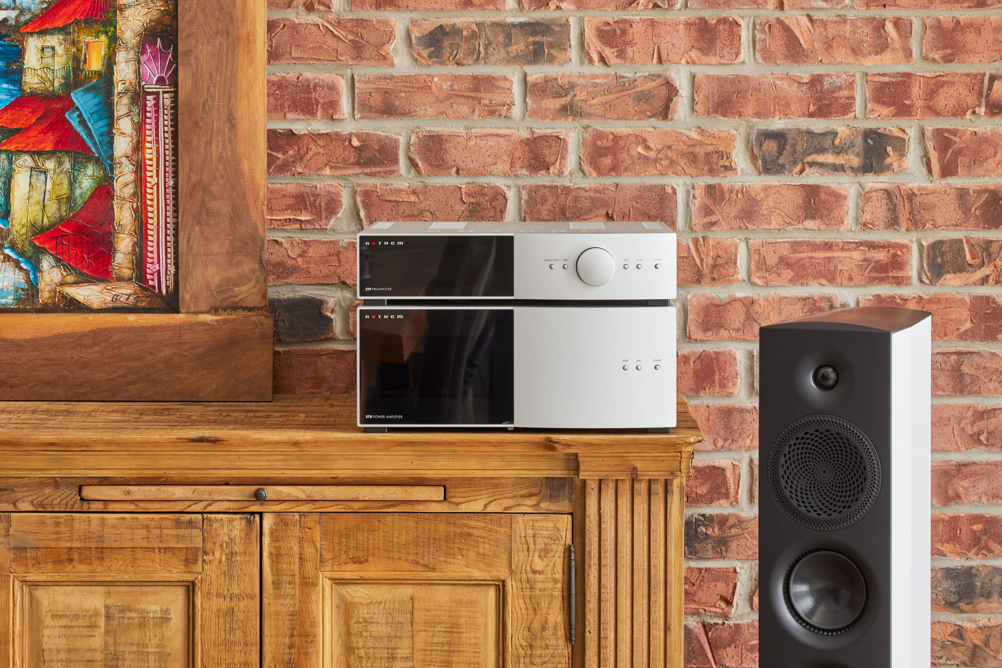 Anthem STR Preamplifier v kompletnej hi-fi zostave s výkonovým zosilňovačom a reproduktormi