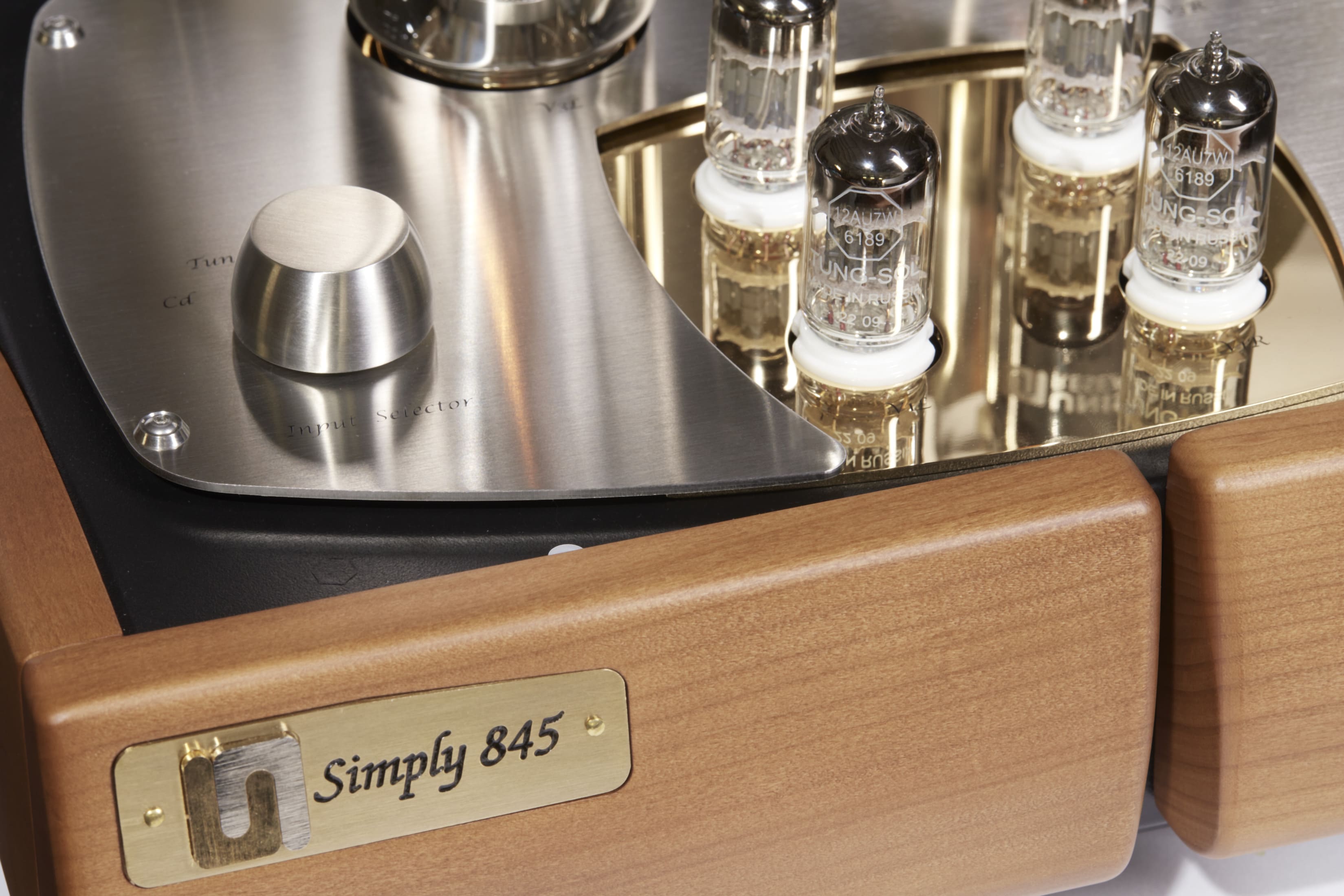Simply 845 detail loga Unison Research, ovládacieho gombíka a elektrónok