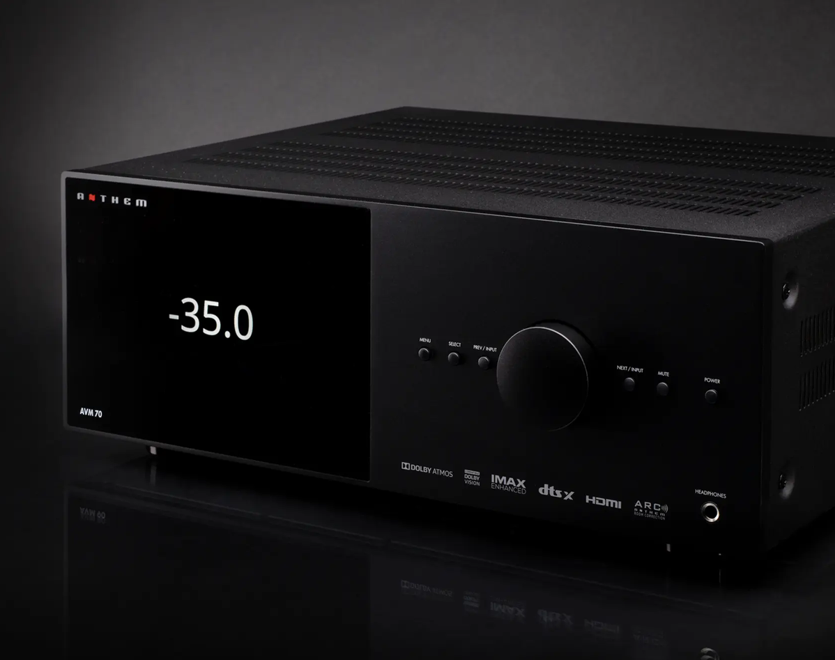 Anthem AVM 70 8K predný panel s grafickým displejom a otočným ovládačom hlasitosti
