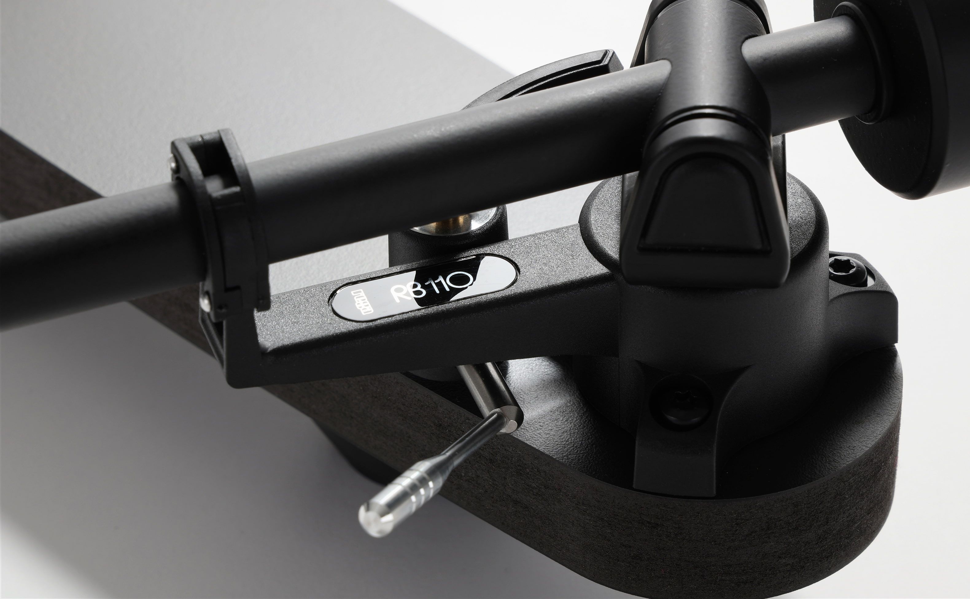 Detail ručne zostaveného ramienka RB110 gramofónu Replay
