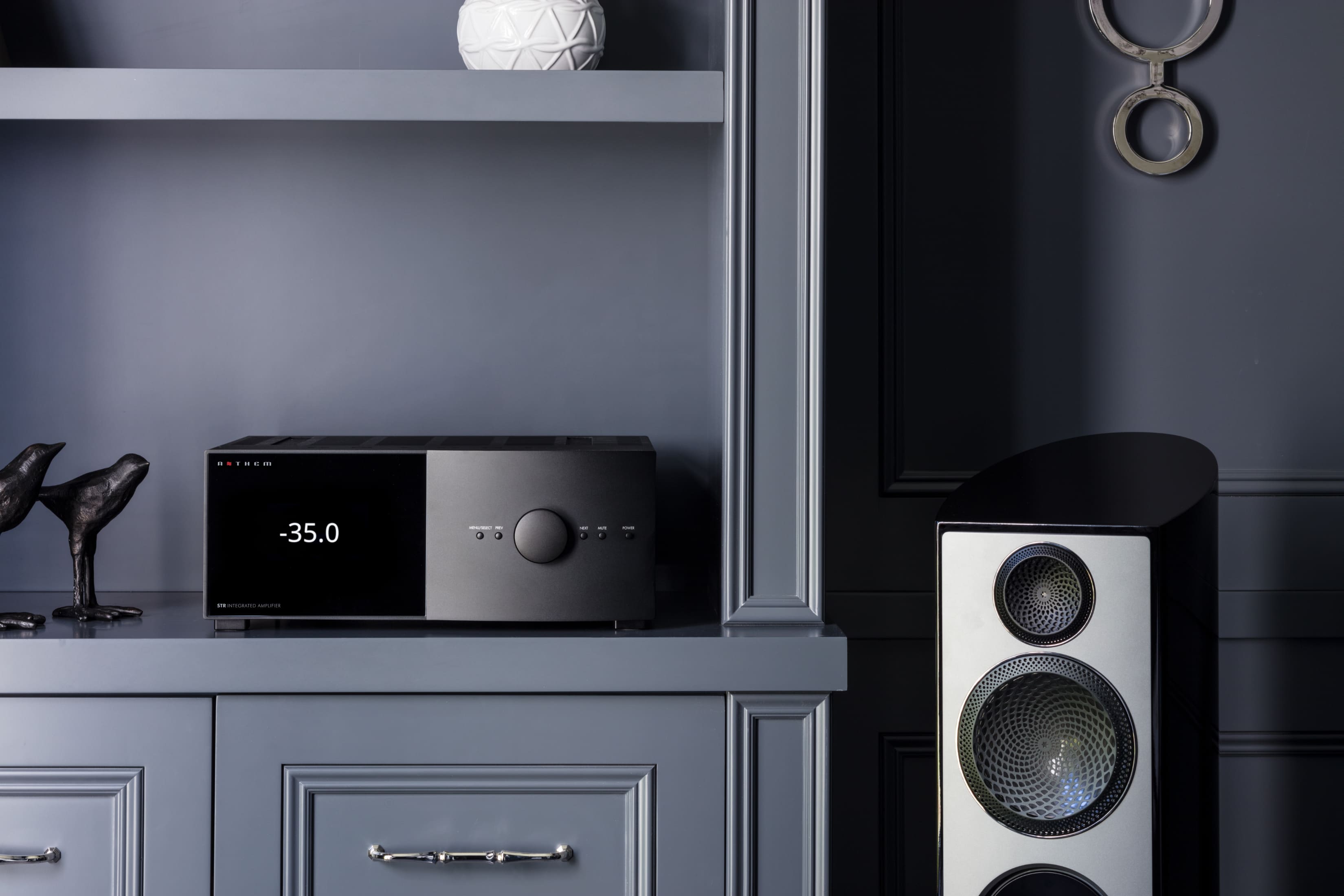 Anthem STR Integrated Amplifier v prémiovej stereofónnej zostave s reproduktormi