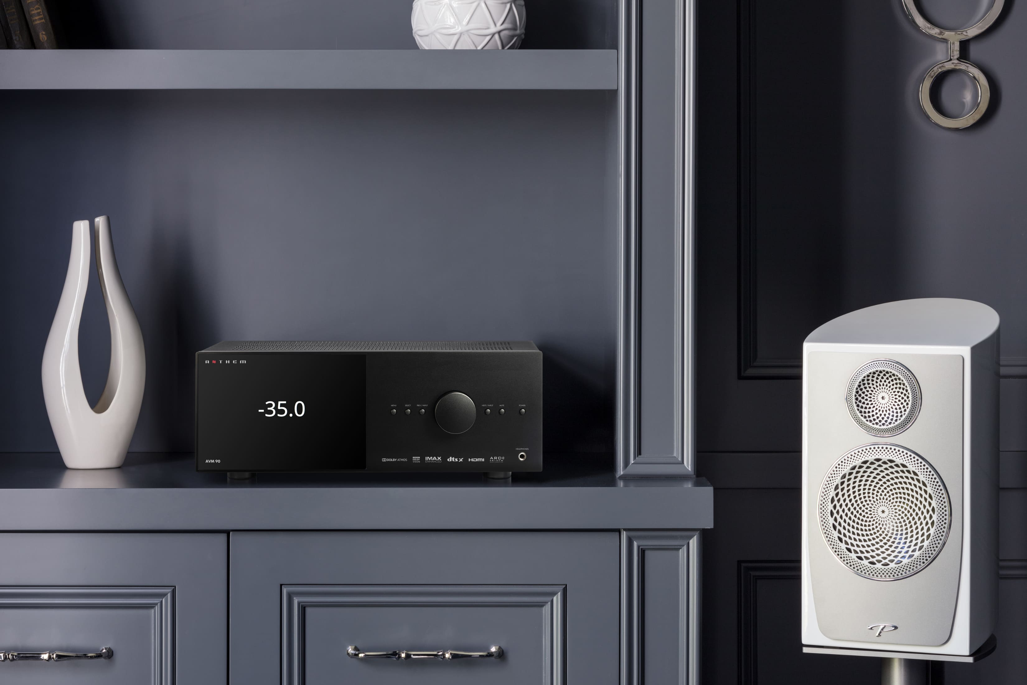 Anthem AVM 90 8K v prémiovej audio zostave s reproduktormi