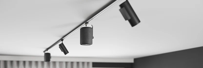 A10 MkII W instalovaný na stropní světelné liště
