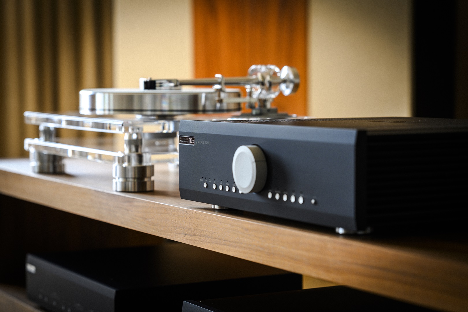 M6xi integrovaný stereo zesilovač