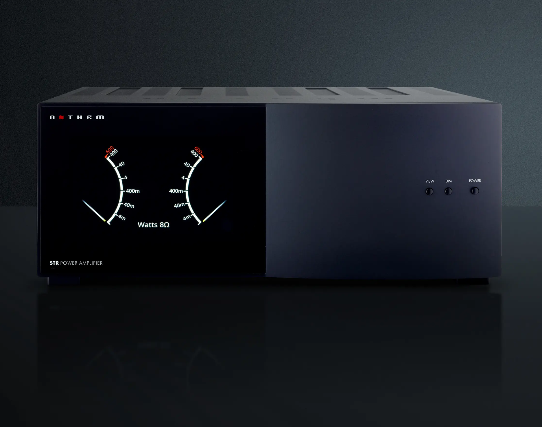 Anthem STR Amplifier v čiernom vyhotovení, pohľad na predný panel s grafickým displejom