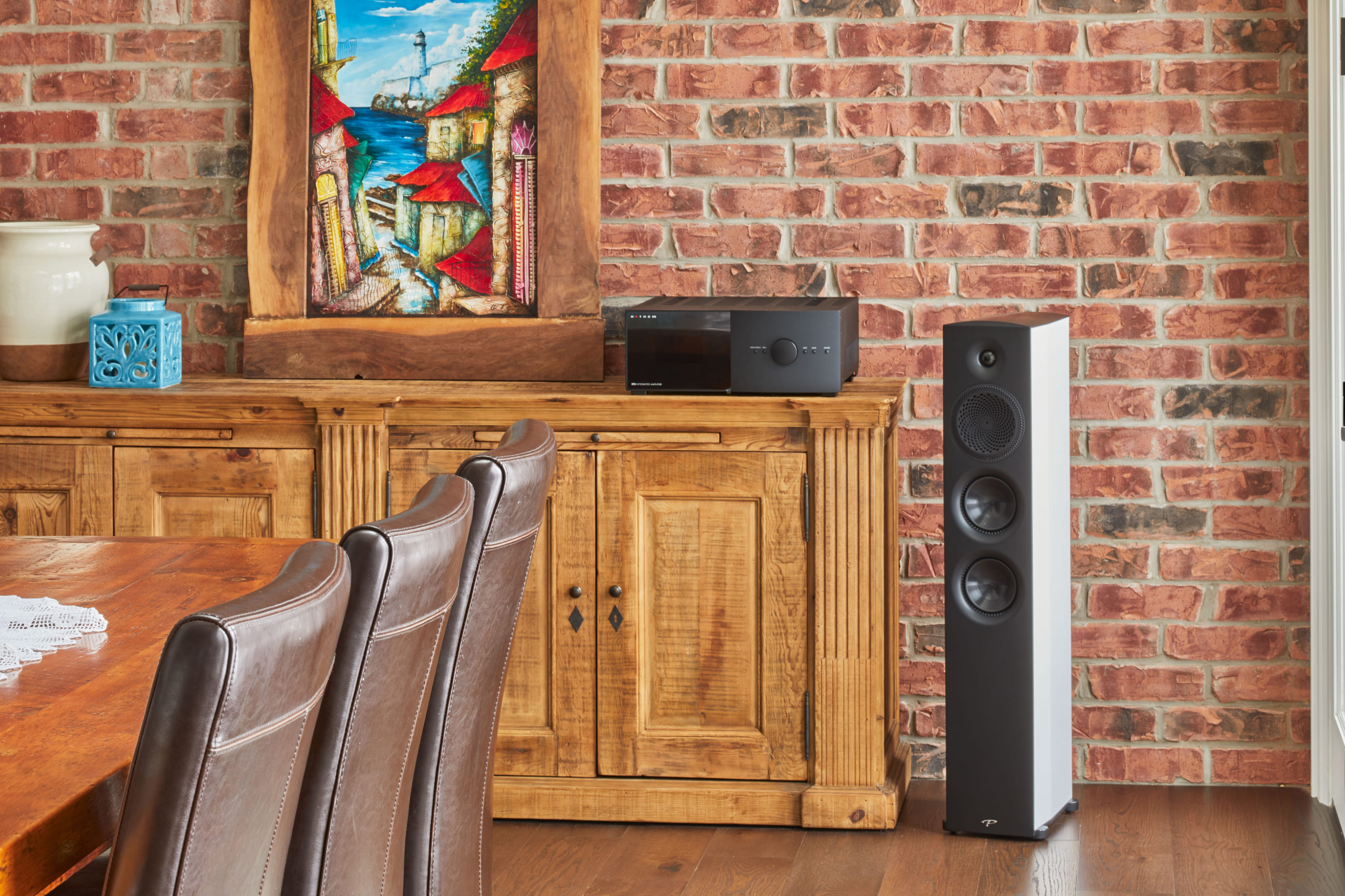 Anthem STR Integrated Amplifier v modernej high-end stereo zostave s reproduktormi
