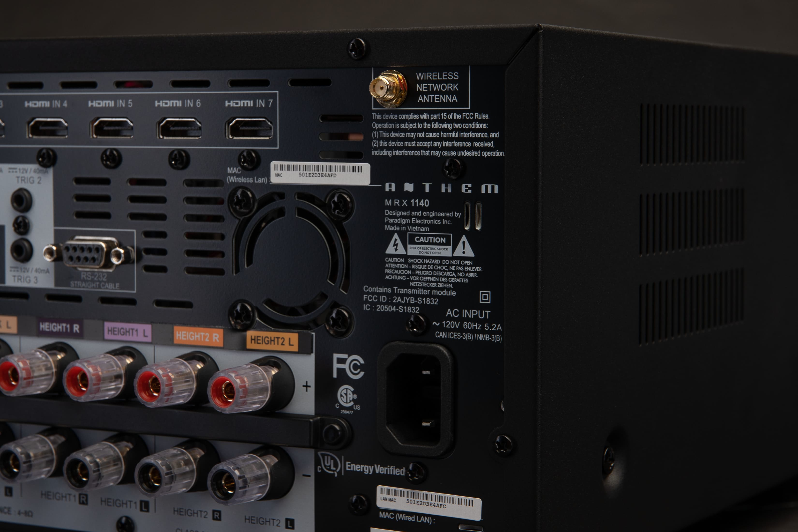 Anthem MRX 1140 8K detail HDMI konektorov, Wi-Fi antén, RS-232, ventilátora a sieťového napájania