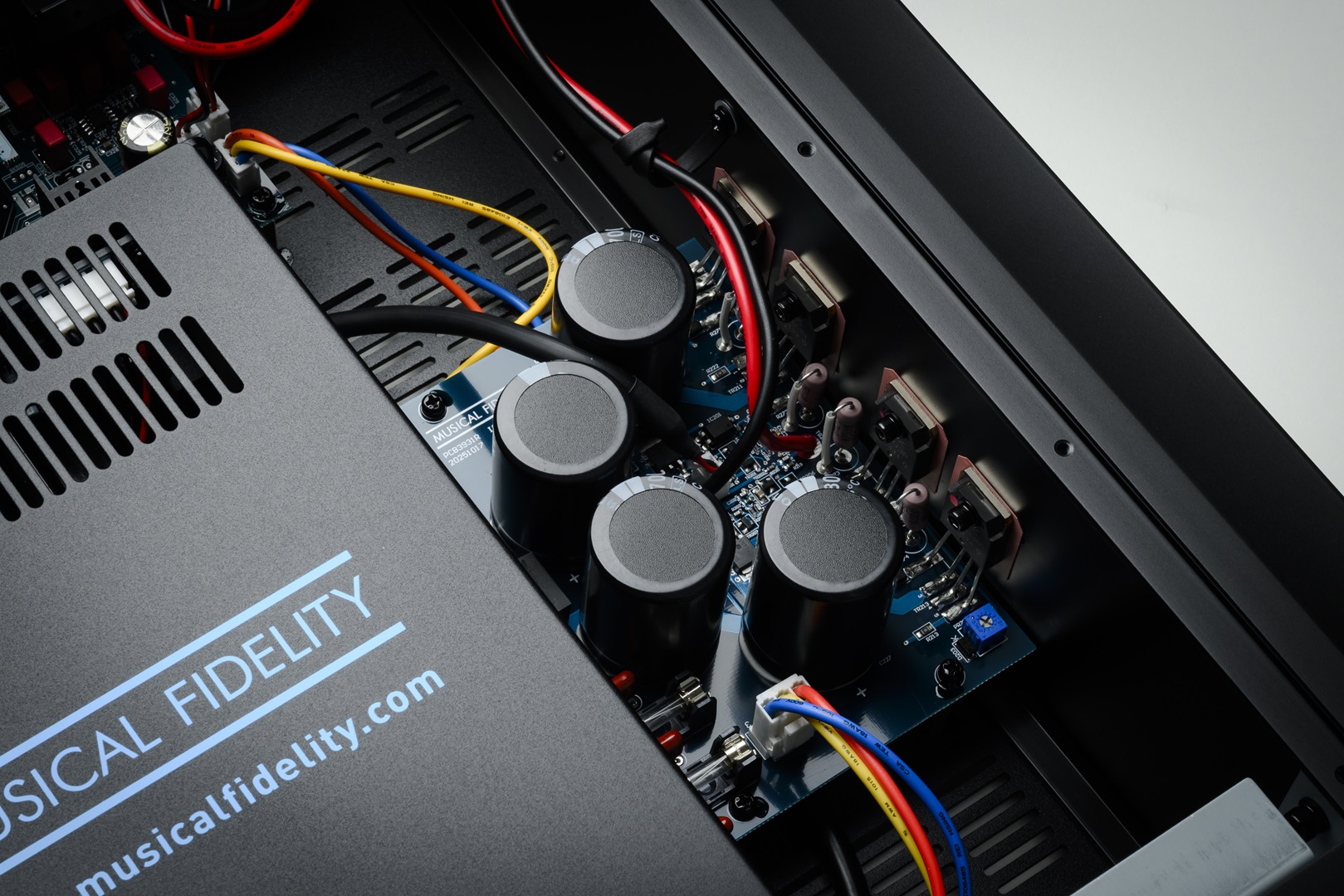 Stíněný napájecí zdroj a oddělené elektronické sekce M6xi