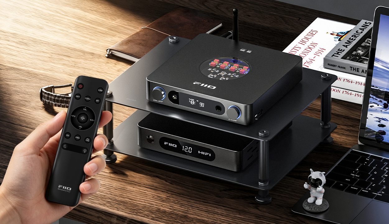 FiiO K13 v domácej audio zostave s priloženým infračerveným diaľkovým ovládačom
