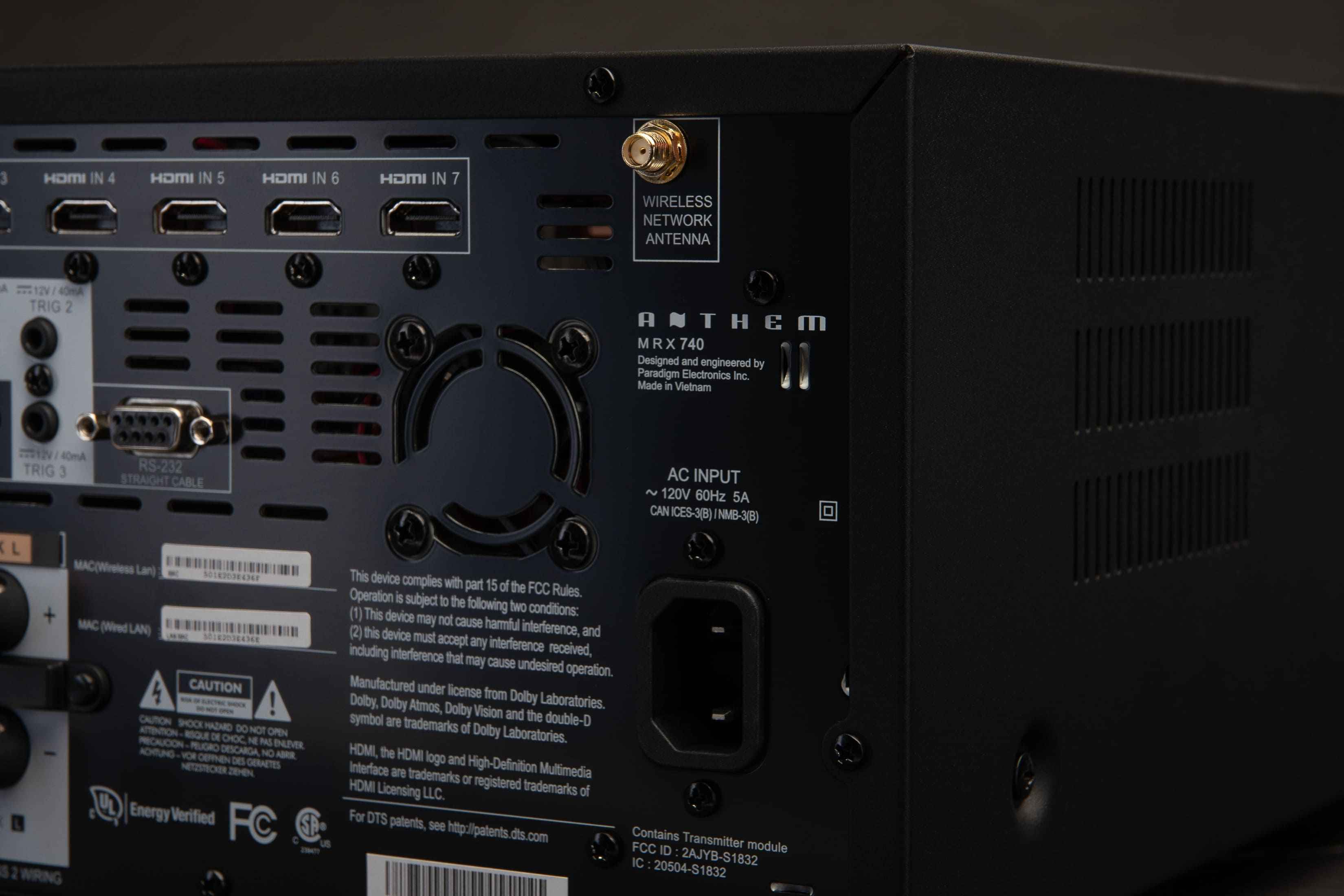 Anthem MRX 740 8K detail HDMI 2.1, anténneho pripojenia, RS-232, chladenia a napájania