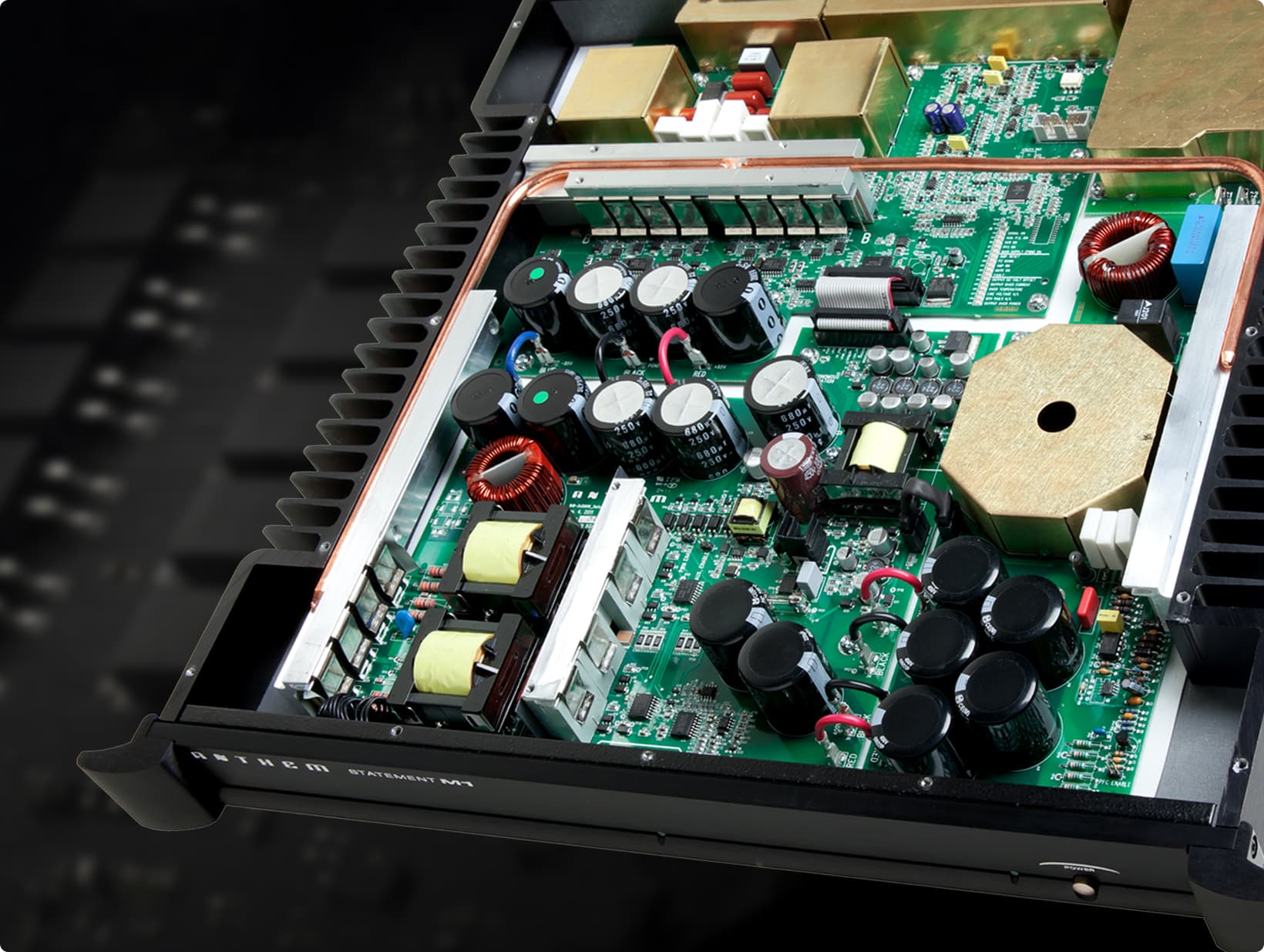 Anthem Statement M1 detail vnútornej elektroniky, výkonových MOSFET tranzistorov a presných plošných spojov
