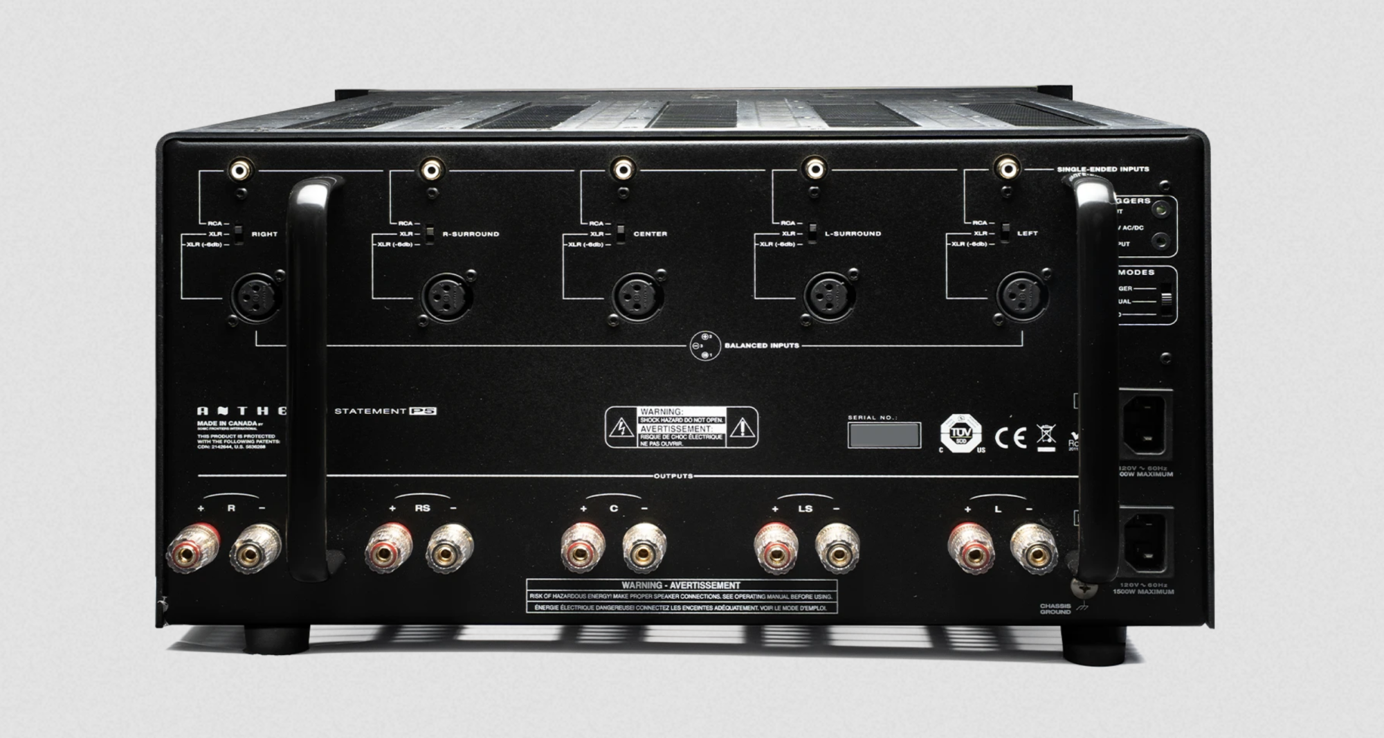 Kompletný zadný panel Anthem Statement P5 s piatimi RCA a XLR vstupmi, reproduktorovými terminálmi a dvomi sieťovými prípojkami