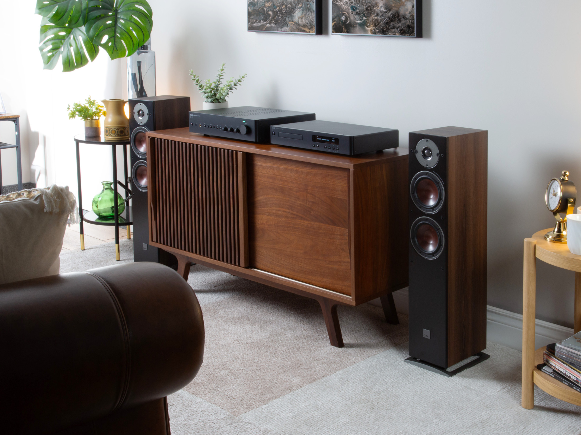 NAD C 359S v obývacím pokoji s CD přehrávačem a pasivními reproduktory