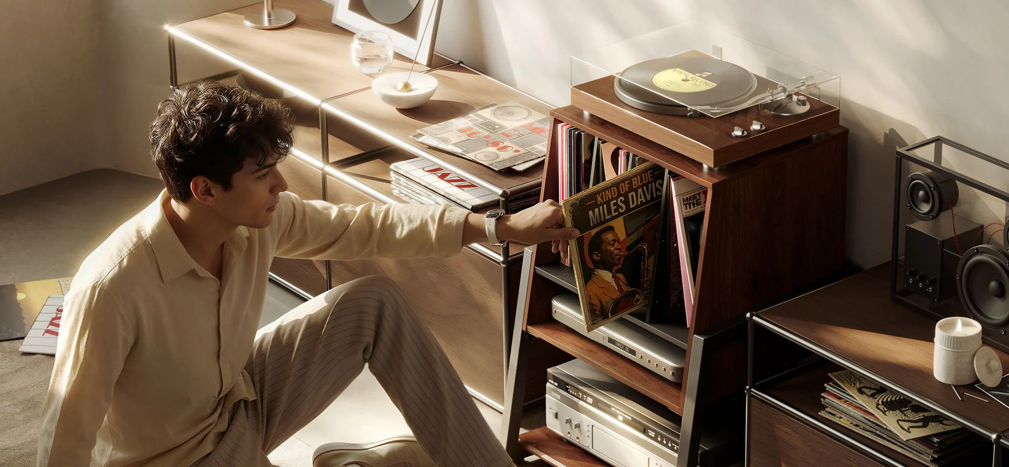 FITUEYES Eiffel RS05 – úložný prostor na vinylové desky a audio komponenty