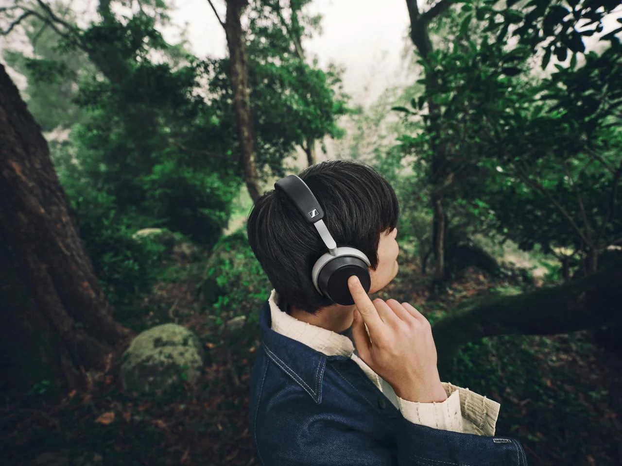 Dotykové ovládanie Sennheiser HDB 630 na pravom slúchadle