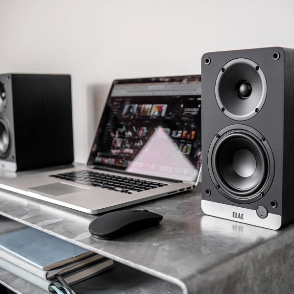 ELAC Debut ConneX DCB41 na stole u notebooku