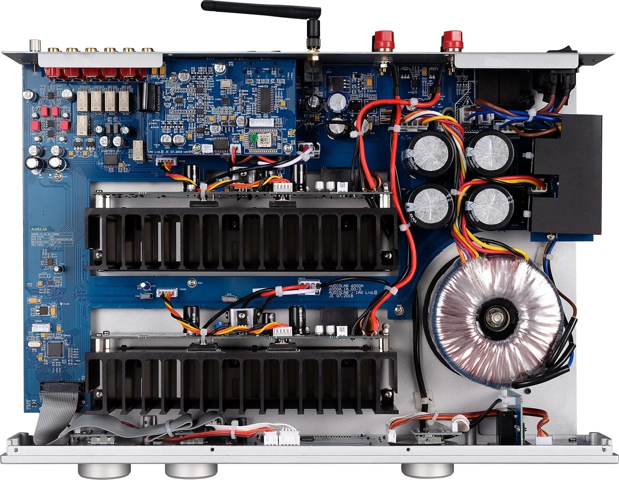 Vnitřní konstrukce zesilovače Audiolab 6000A