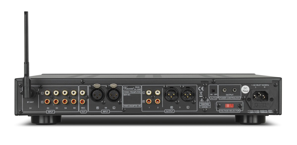 Zadní panel SA-32MK s RCA XLR Pre Out a Bluetooth