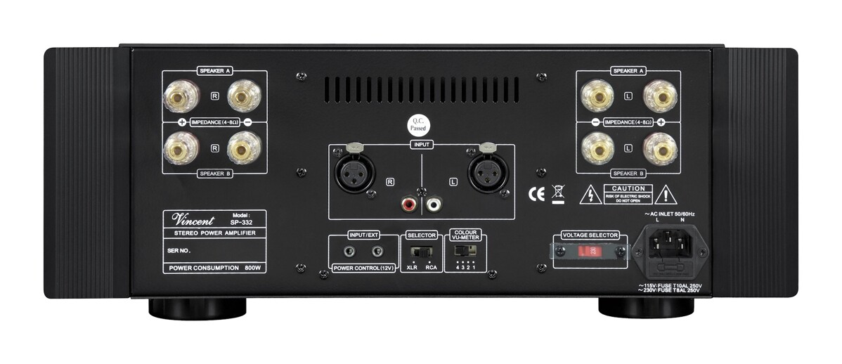 Zadní panel SP-332 s RCA XLR a reproduktorovými terminály