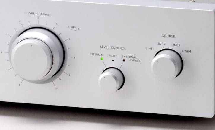 Zadný panel STAX SRM-T8000 s RCA a XLR vstupmi