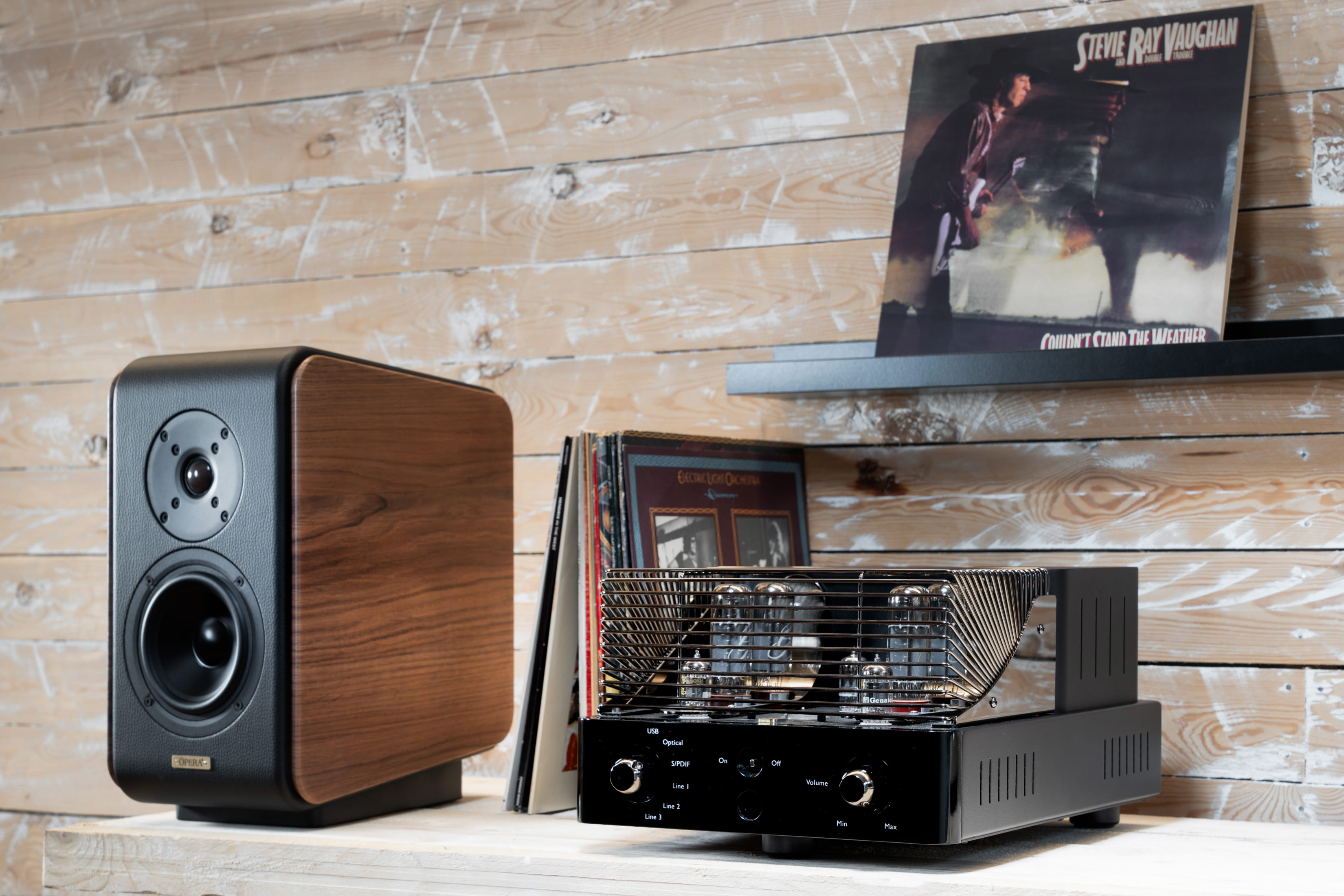 Unison Research S6 Black Edition v moderním interiéru