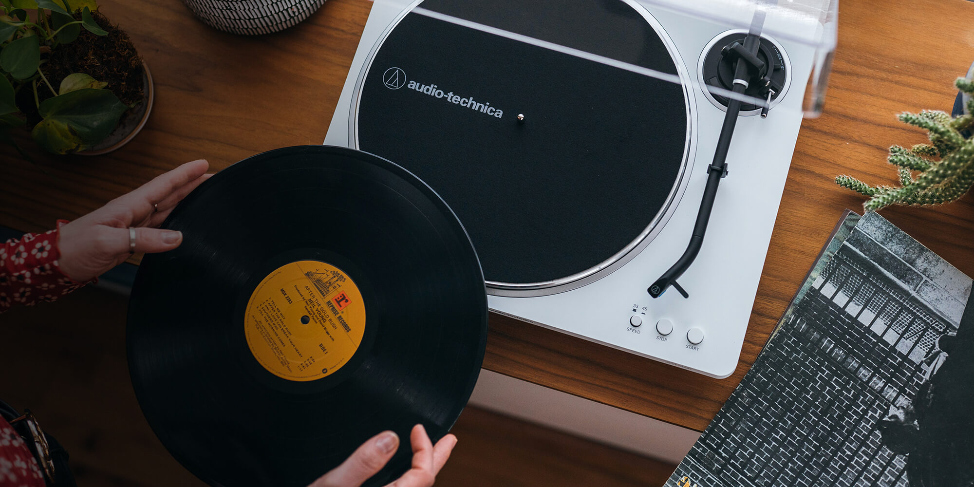 Audio-Technica AT-LP70XBT při přehrávání vinylové desky