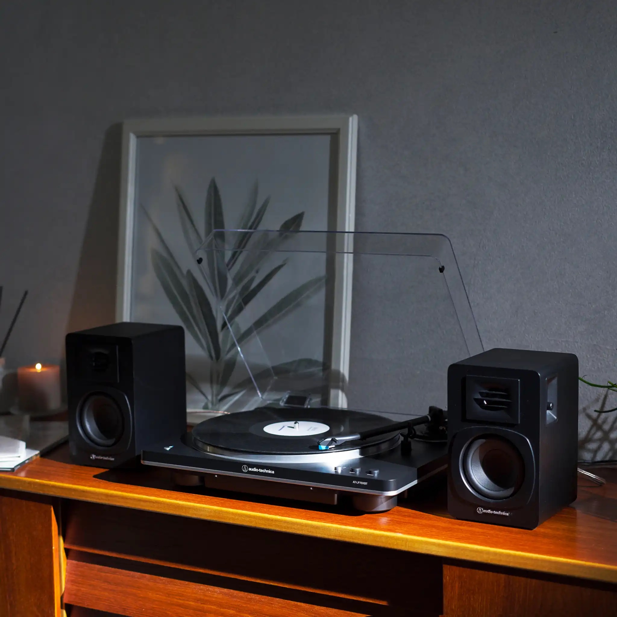 Automatický Bluetooth gramofon Audio-Technica AT-LP70XBT v domácí audio sestavě