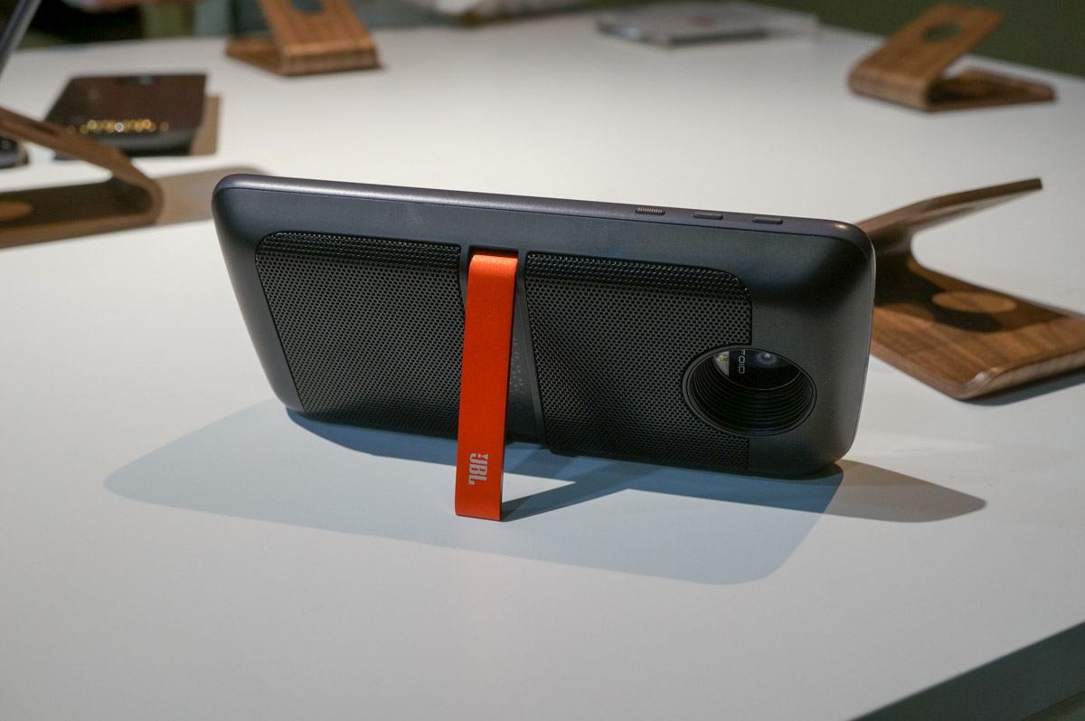 Motorola modulyar ağıllı telefonlar: Moto Z və Z Force modellərini təqdim etdi