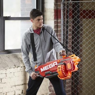 Canlı yayımla nümayiş etdirilən reklam kampaniyasında güllələr havada uçdu (VİDEO)