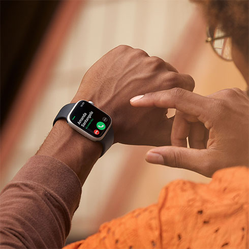 Apple Watch Series 8 GPS + Cellular 41mm Zlaté nerezové puzdro so zlatým Milánskym ťahom