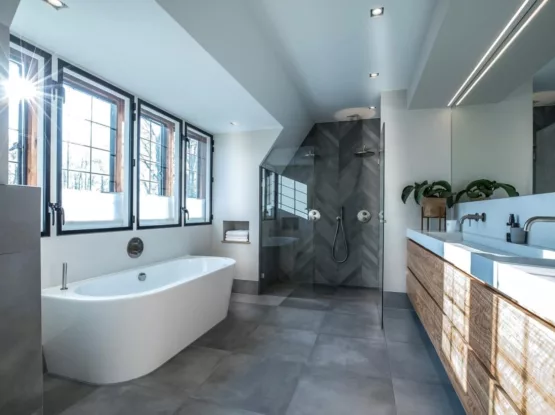 Landelijk stoere badkamer met robuust en luxe design