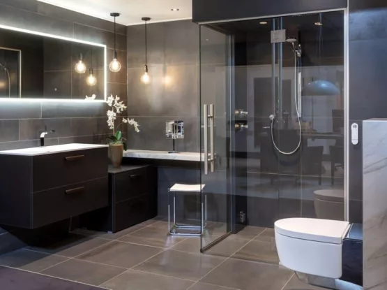 Luxe badkamer met douchecabine en marmer accenten