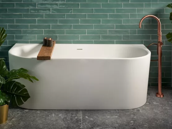Half vrijstaand bad met badkraan van geborsteld koper