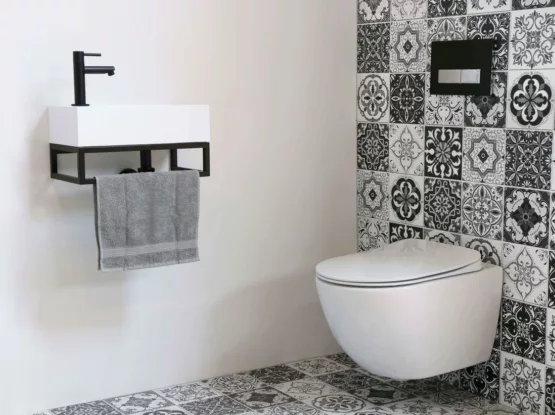 Toiletruimte met Portugese tegels en industriële fonteinset