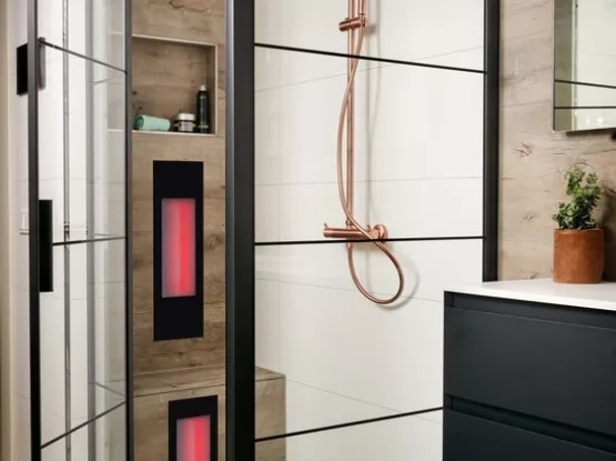 Industriële douchecabine met zwart stalen frame en sunshower