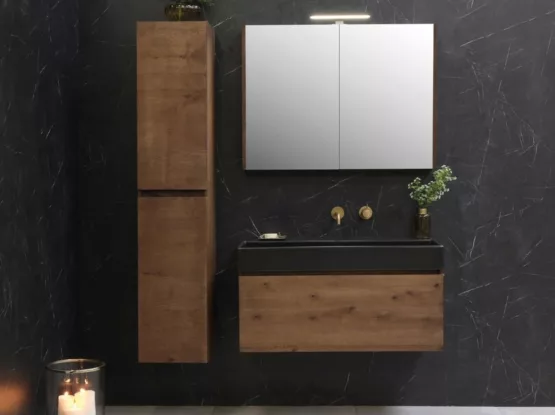 Modern badmeubel met hoge kast, spiegelkast en gouden inbouwkraan