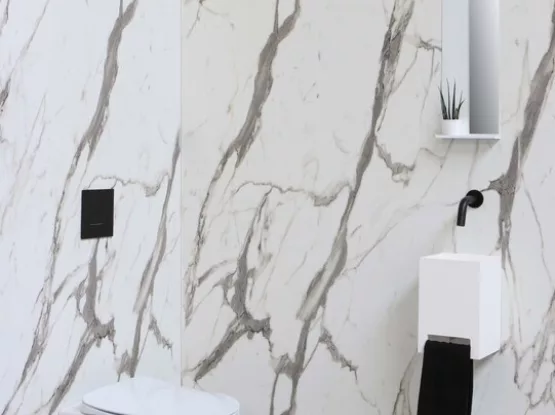 Toiletruimte met moderne fonteinset, zwarte kraan en marmerlook tegels