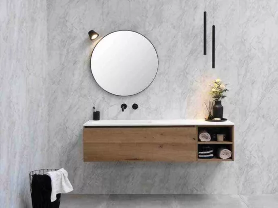 Houtlook badmeubel met open vak en ronde spiegel