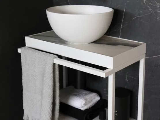 Fonteinset toilet met waskom en mat wit stalen frame met marmer