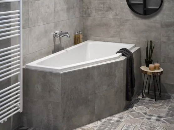 Ruimtebesparend betegeld bad met Portugese vloertegels