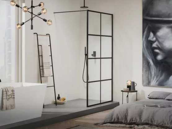 Luxe industriële inloopdouche met mat zwart kader en wit bad