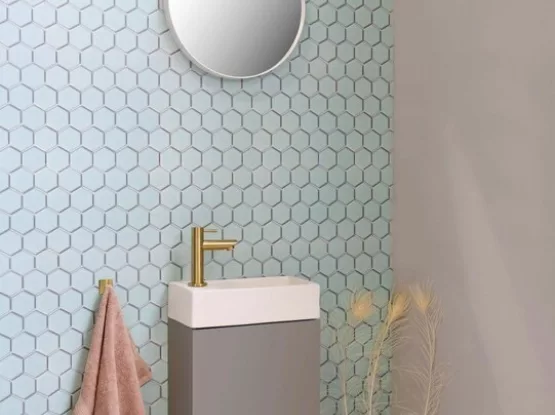 Moderne strakke fonteinset met grijze onderkast en gouden kraan