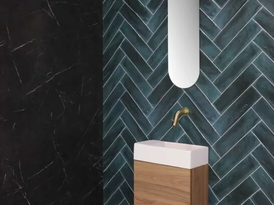 Moderne houtlook fonteinset in toiletruimte met visgraat wandtegels