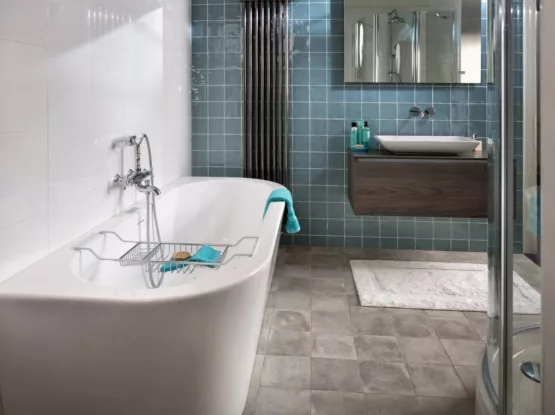 Klassiek moderne complete badkamer met bad