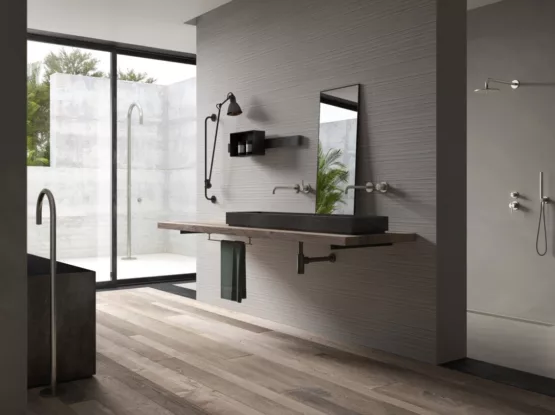 Strakke Italiaanse badkamer met houtlook tegelvloer