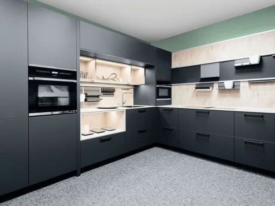 Moderne zwarte keuken met houtlook accenten