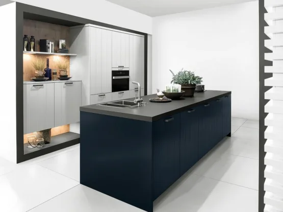 Stoere klassiek landelijke keuken met blauw eiland