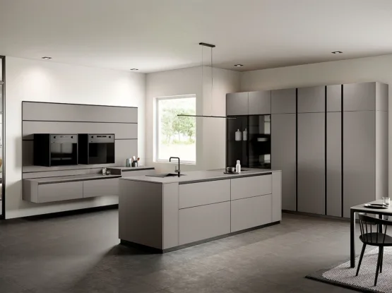 Strakke grijze design keuken met hoge kastenwand